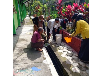Membersihkan Lingkungan Sekolah