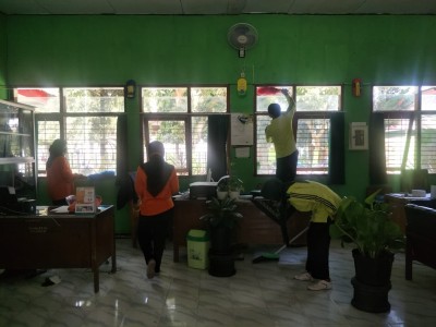 Guru beserta Karyawan Menjaga Kebersihan Sekolah